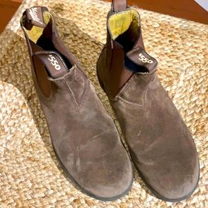 Size 9 aus6 #550 Blundstones in brown suede.